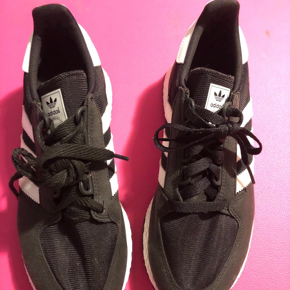 Tennis shoes
